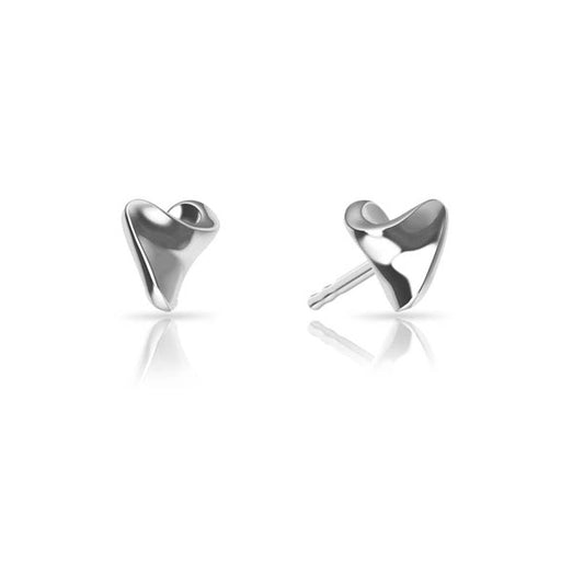 Ørestikker der hedder Invisible Hearts (usynlige hjerte) er designet med en bøjet form der skaber forskellige udtryk og fra den rette vinkel, kan man se en hjertets form. Her vist i sølv