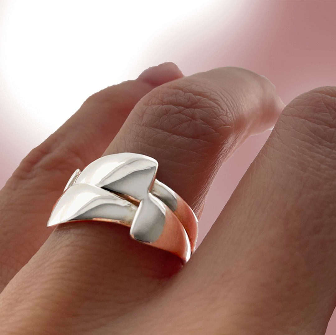Ringen der hedder Vivid (På dansk: Levende) Er designet i gentagelser af samme form der overlapper hinanden. Formen er et rektangel der er smal i den ene ende og bred i den anden, med bløde afrundede kanter. Vist på finger
